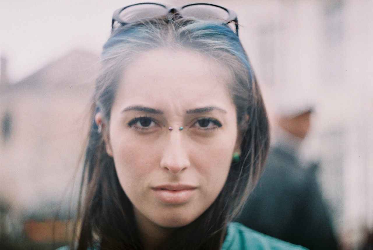 Portrait femme cheveux bleus