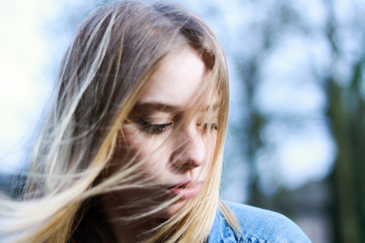 Portrait vent dans les cheveux